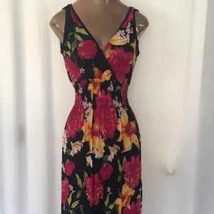 Super cute pink flowered dress!🌺🌺